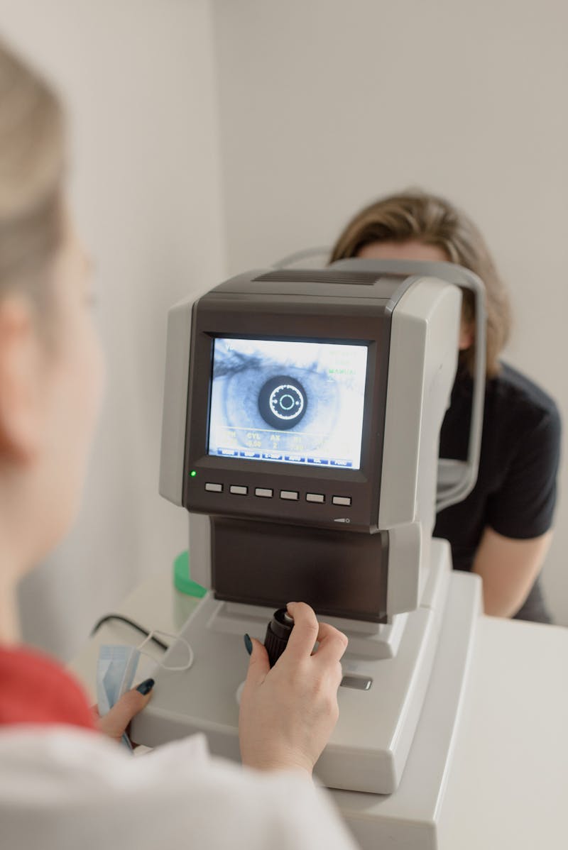 Retinal screening device in clinical setting